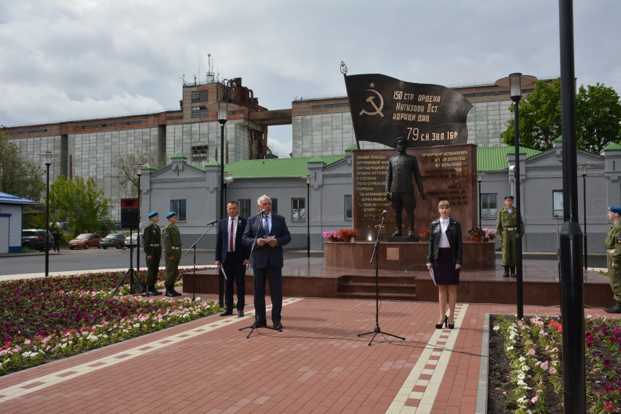 В воронежском поселке Анна открыли мемориал в честь полководца Семёна Перевёрткина